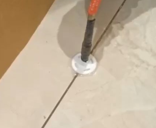 开福瓷砖空鼓维修公司专业解答瓷砖在铺贴过程中，如果没有涂抹均匀到位的粘结材料（如水泥砂浆或瓷砖胶），可能会导致以下问题