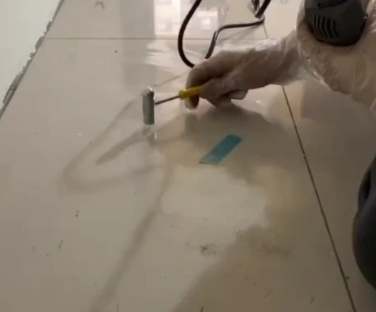 开福瓷砖开裂维修公司专业分享瓷砖在铺贴前如果没有沥干水分，将会导致以下问题